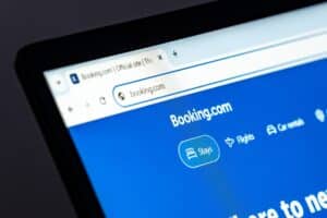 Έρευνα της Κομισιόν στη Booking.com για ψεύτικα καταλύματα, μηνύματα phishing και κρυφές διαφημίσεις