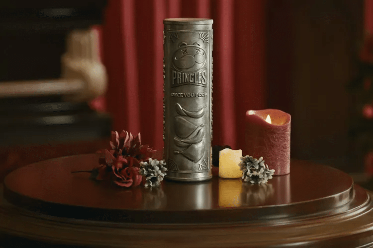 Το τερμάτησαν τα πατατάκια Pringles: Προσφέρουν δοχείο τέφρας στο σχήμα της συσκευασίας τους σε «τυχερό» καταναλωτή