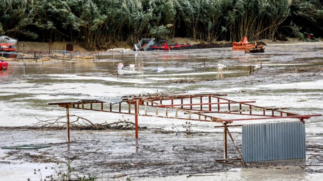 Κρήτη - κακοκαιρία: Νεκρός κτηνοτρόφος στο Ρέθυμνο, σε κόκκινο συναγερμό το νησί για τις πλημμύρες