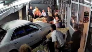 Θεσσαλονίκη: Μεθυσμένος οδηγός εισέβαλε με αυτοκίνητο σε ταβέρνα στον Εύοσμο – Τρεις τραυματίες