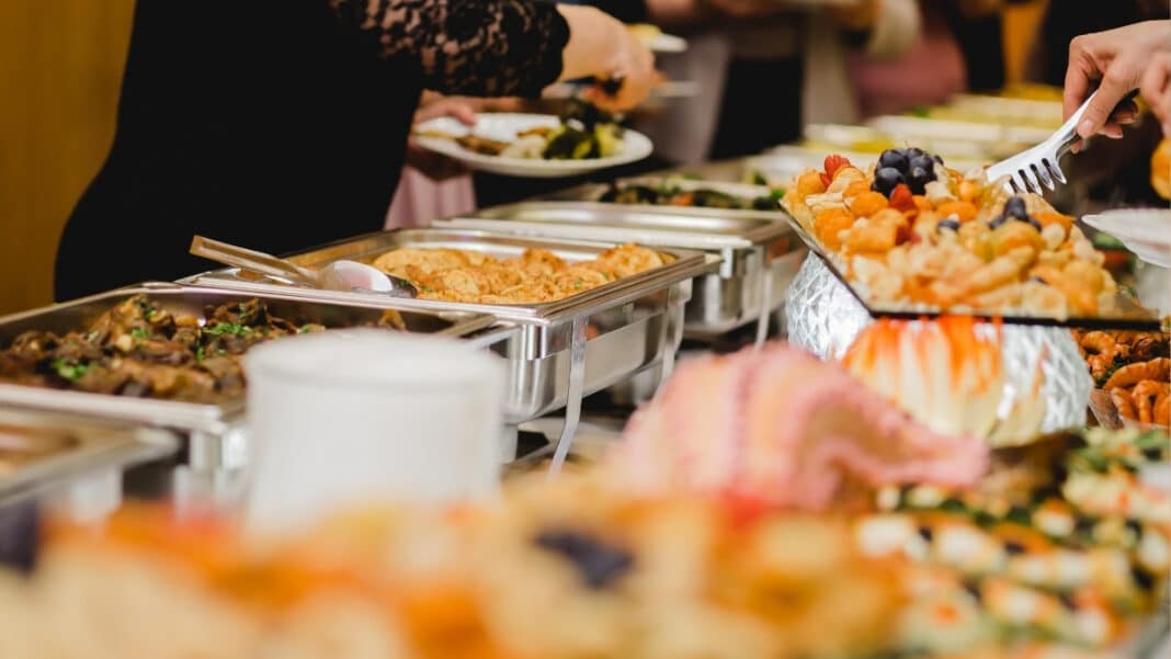 Δύο γάμοι σε απόσταση 60 χιλιομέτρων και πάνω από 80 καλεσμένοι με τροφική δηλητηρίαση